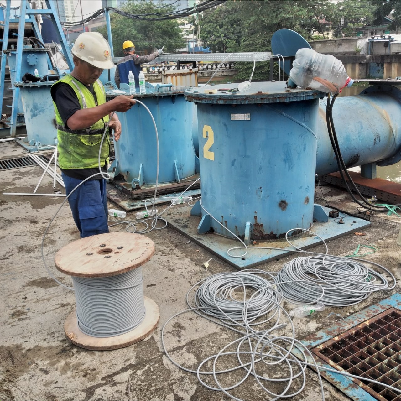 Cable and tray installation above the pump